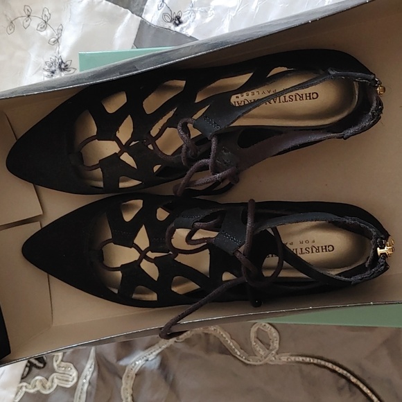 Woman's never worn Flats - Picture 2 of 4